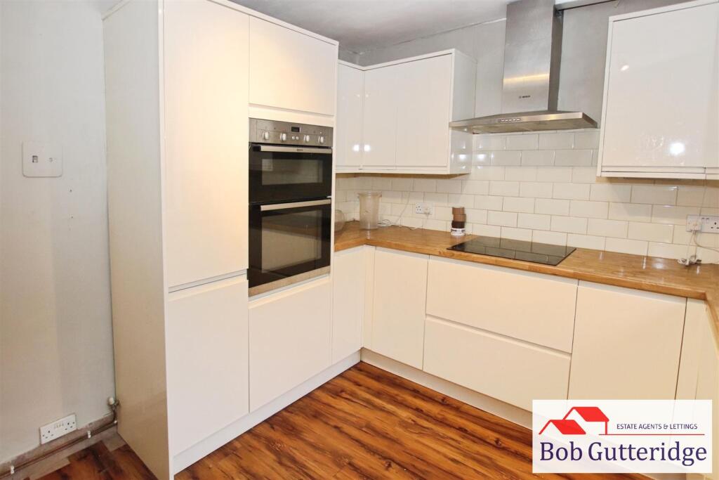FITTED KITCHEN