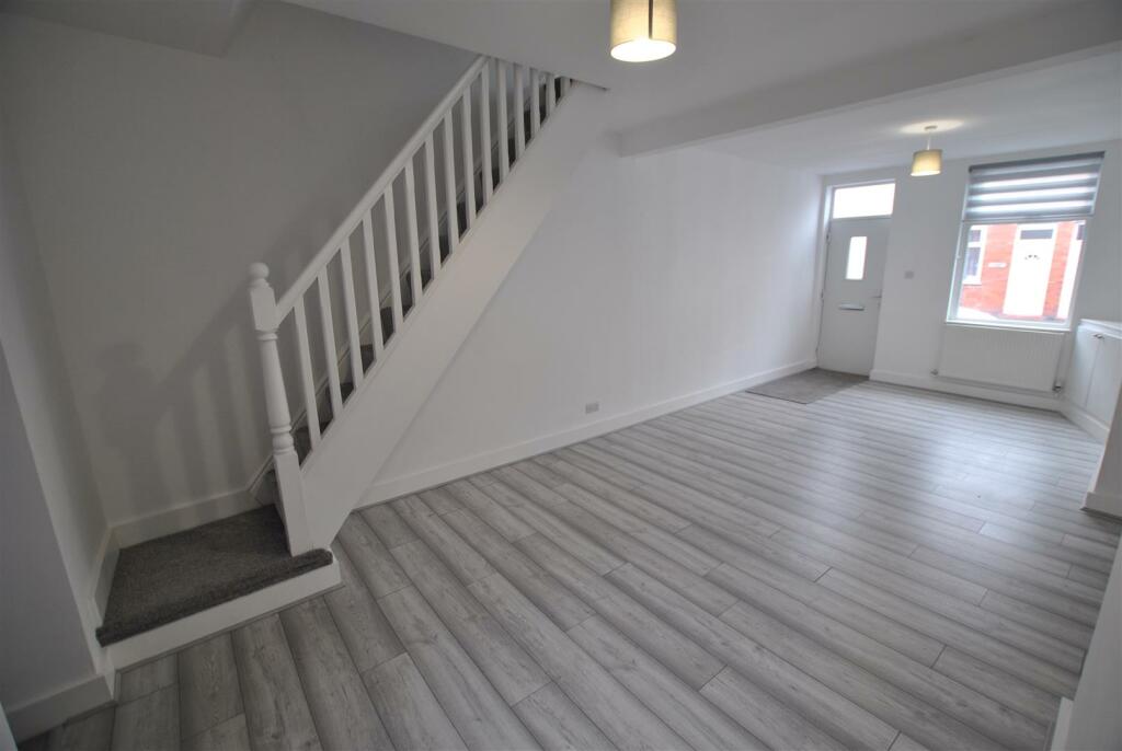 OPEN PLAN LIVING/DINING ROOM