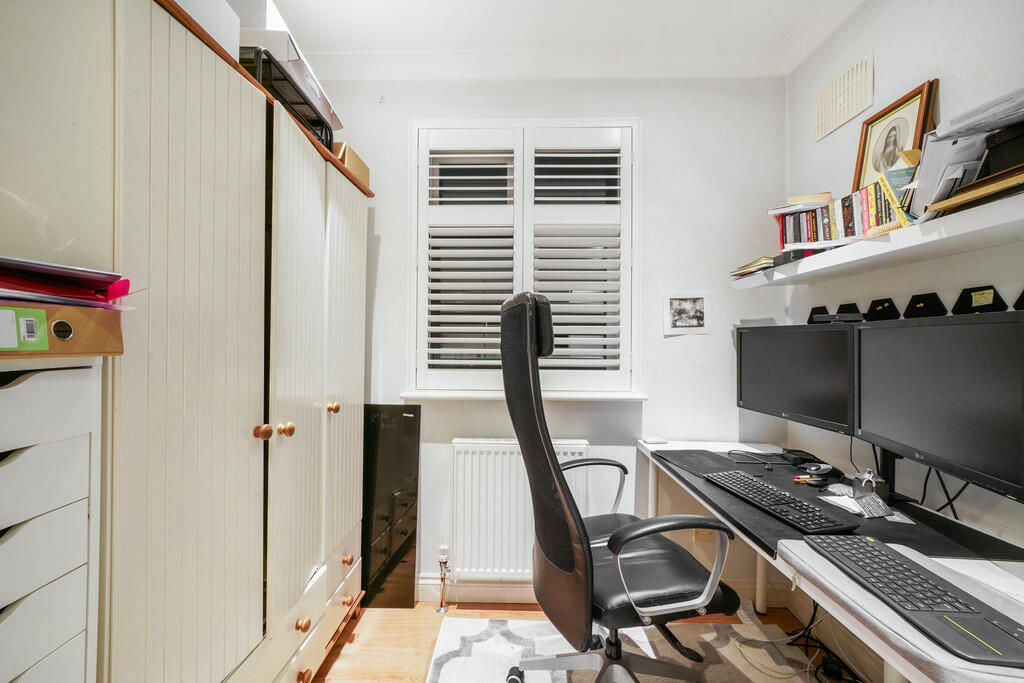 7 Woodstead Grove...