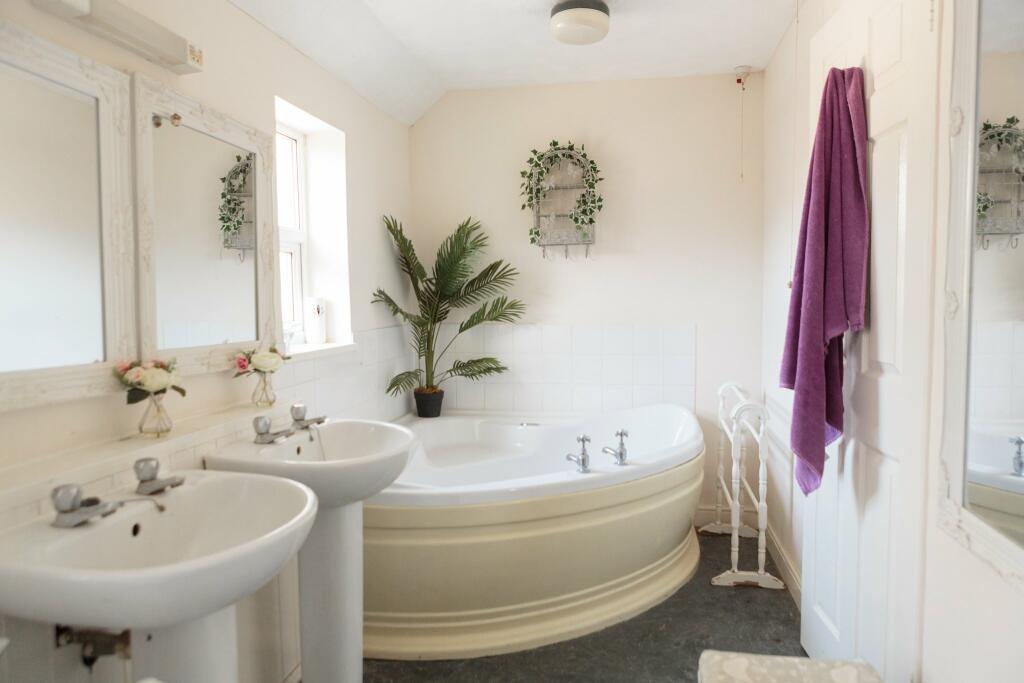 En-Suite Bathroom