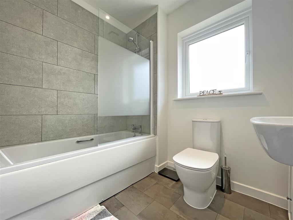 Draco Drive 4 - Bathroom.jpg