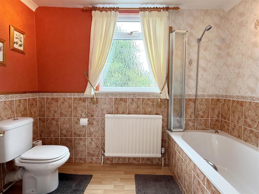 Bathroom 1.JPG