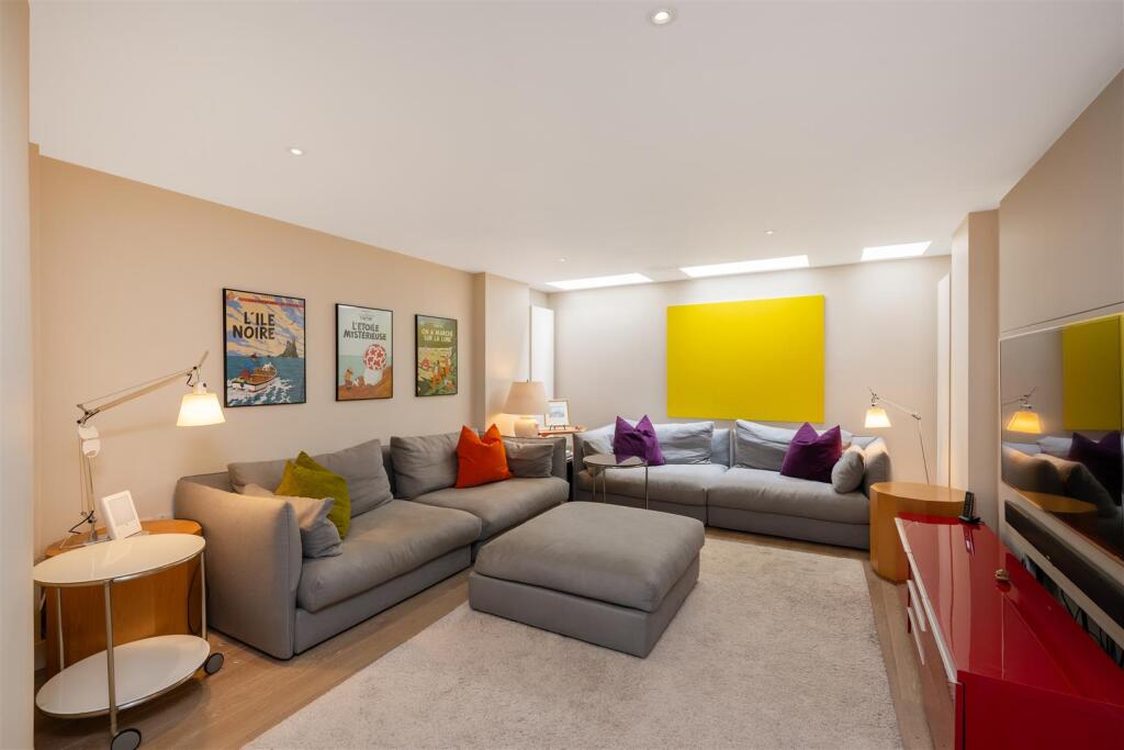 Francis Bentley Mews Hi-17.jpg