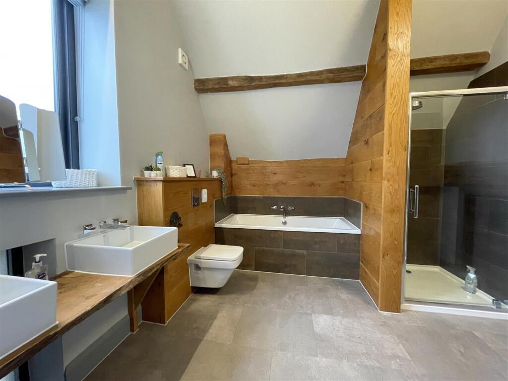 Bathroom upstairs b.jpg