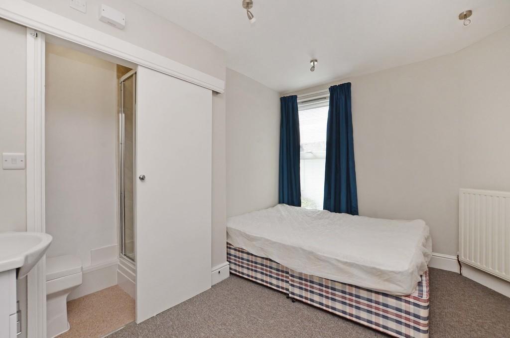 Bright and tidy single bedroom featuring a comf...