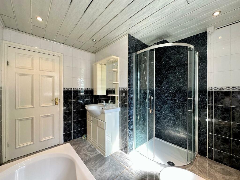 Family Bathroom Aspect 2