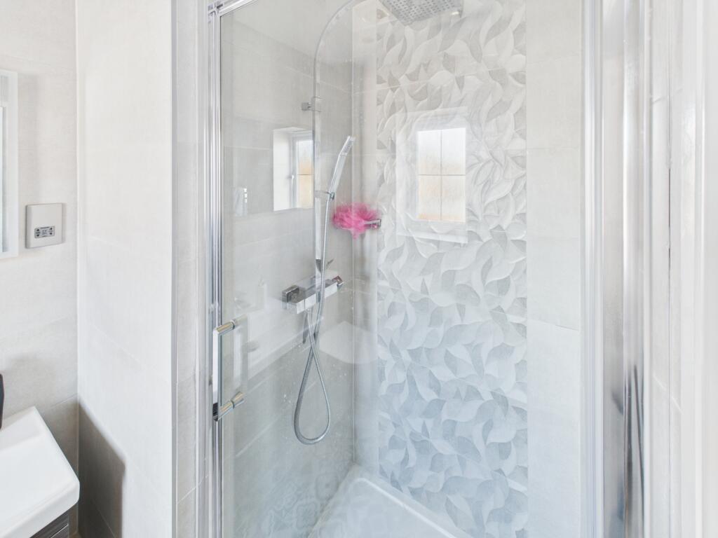 CAM04233G0-PR0017-STILL036