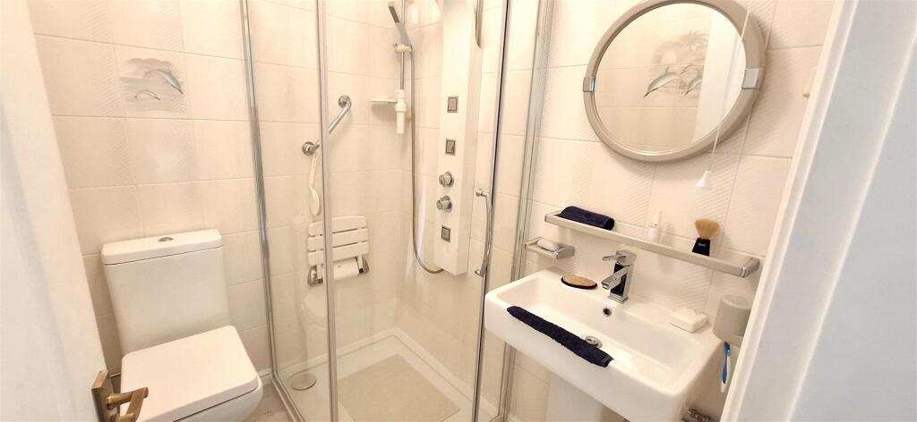 EN SUITE SHOWER ROOM