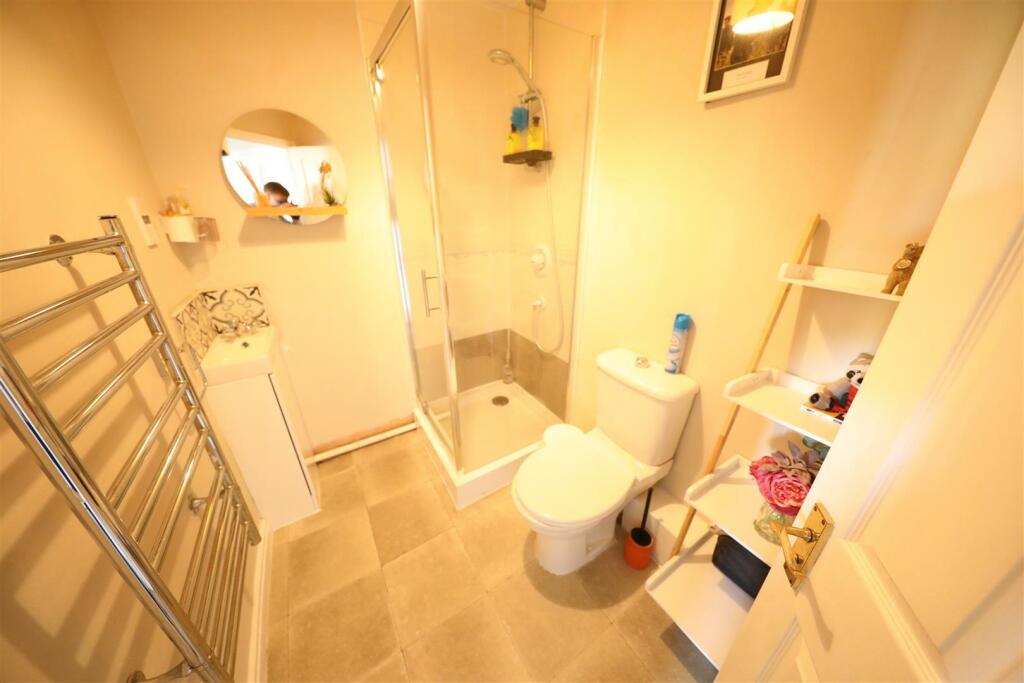 26 Chandler - Ensuite.jpg