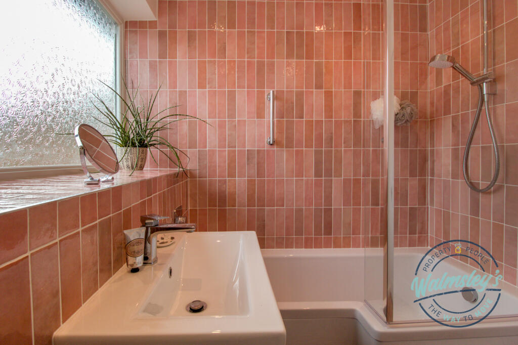 1st floor bathroom detail