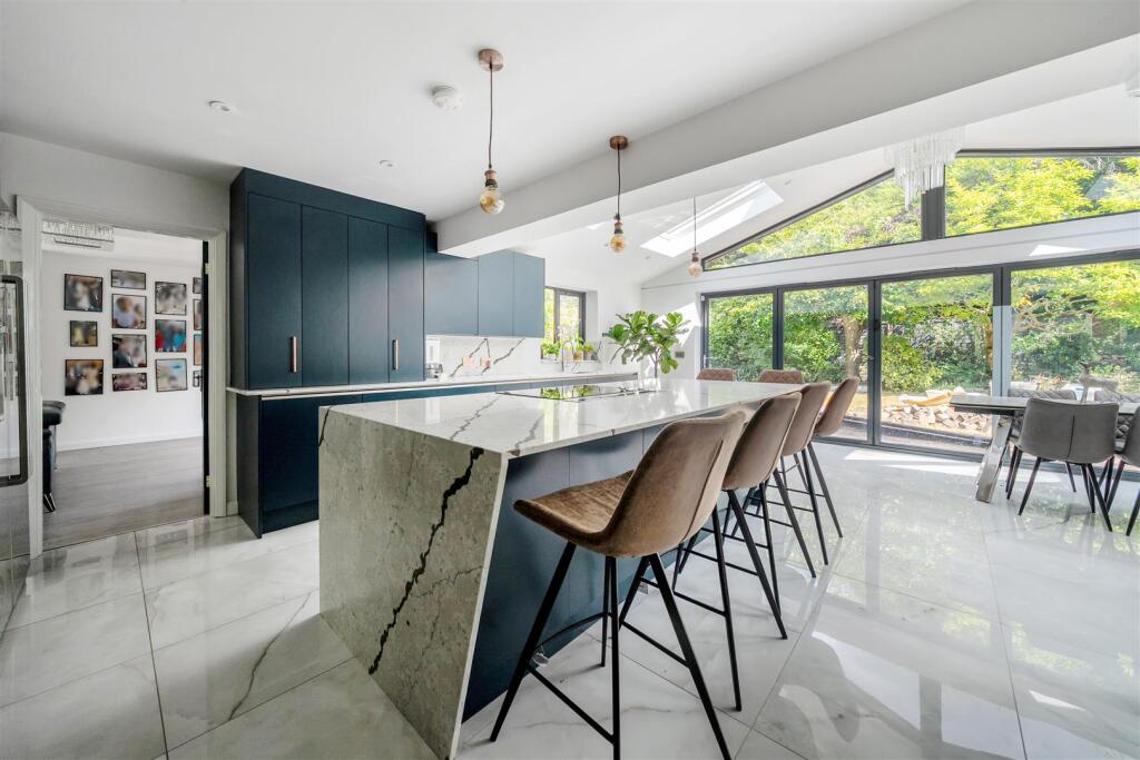 3 Croft Way kitchen.jpg