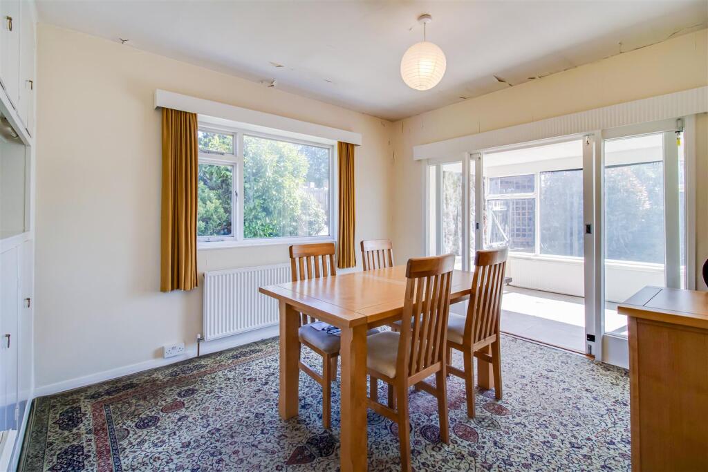 SEPARATE DINING ROOM