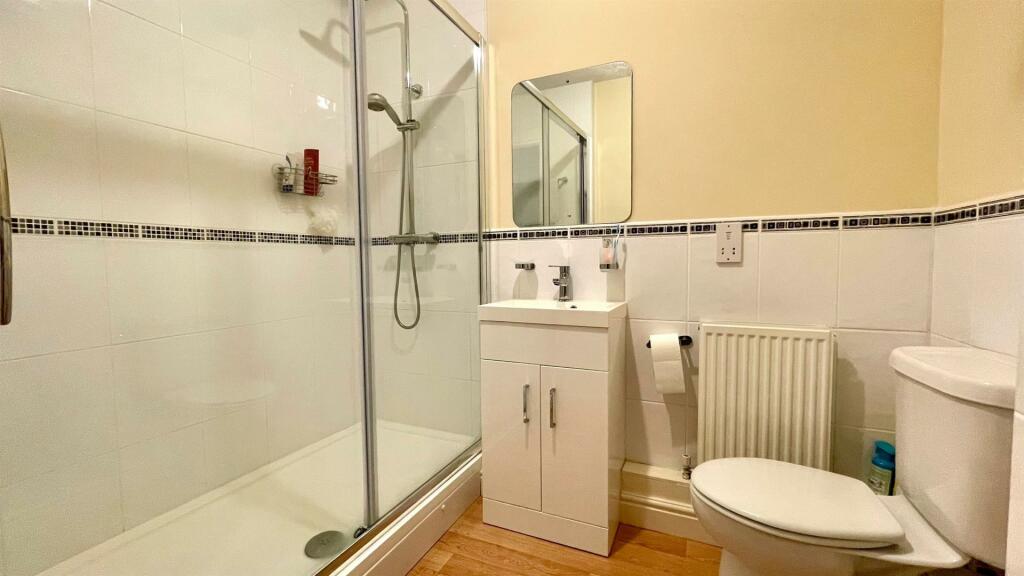 3-PIECE SHOWER ROOM