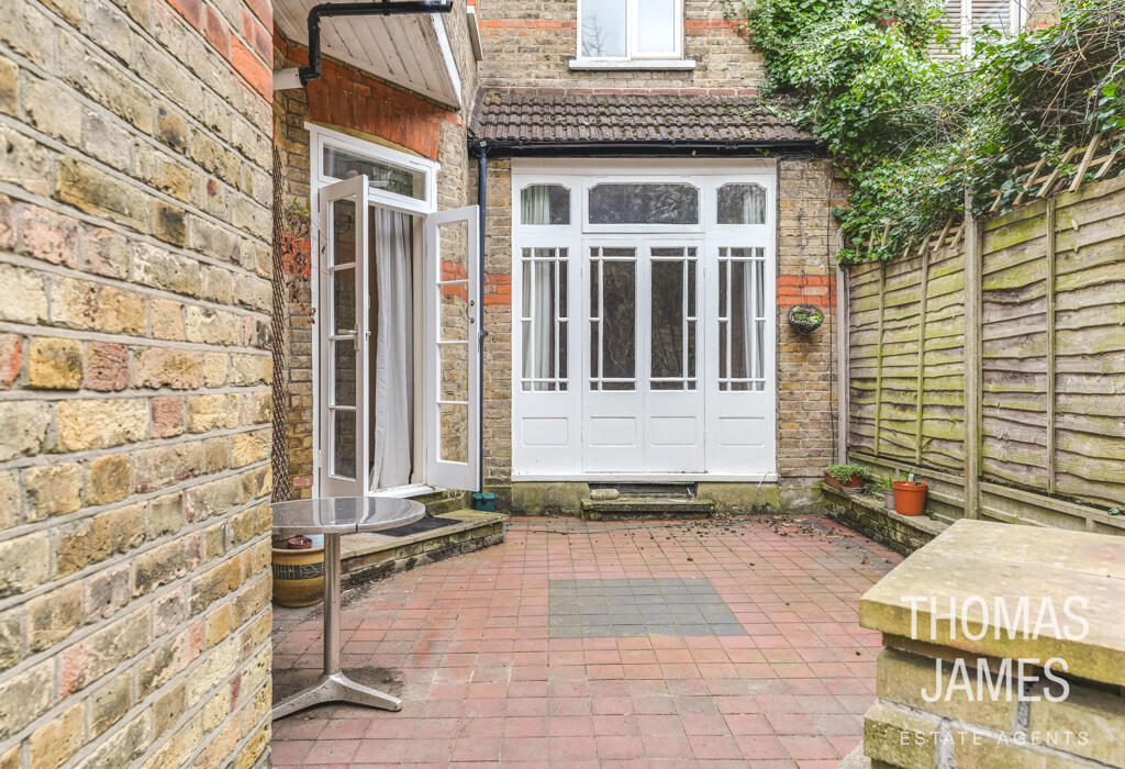 Conway Road, garden dining area