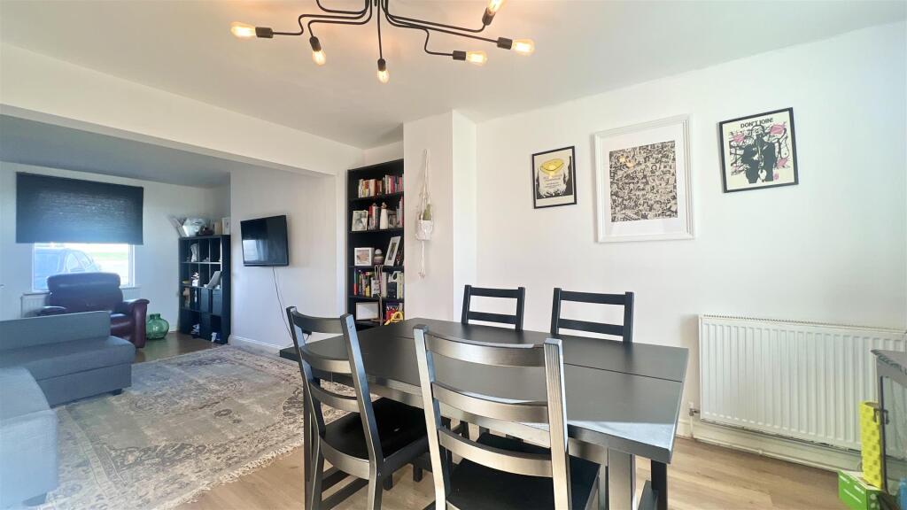 LOUNGE/DINING ROOM