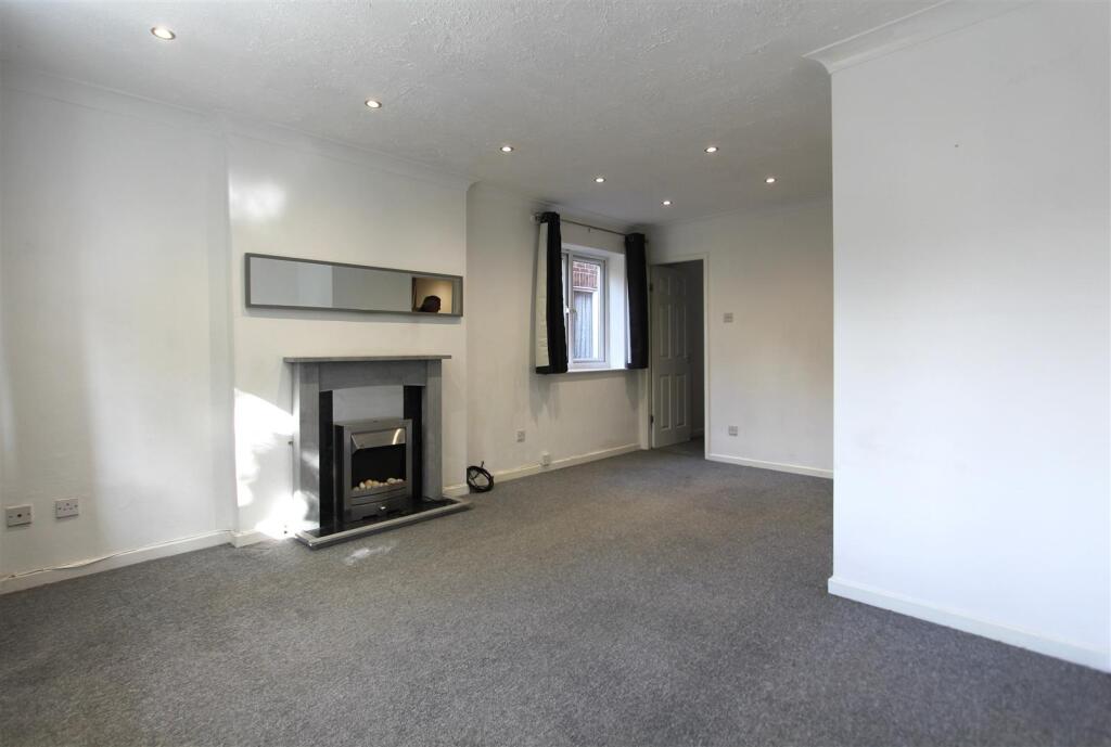 Living area 2.jpg