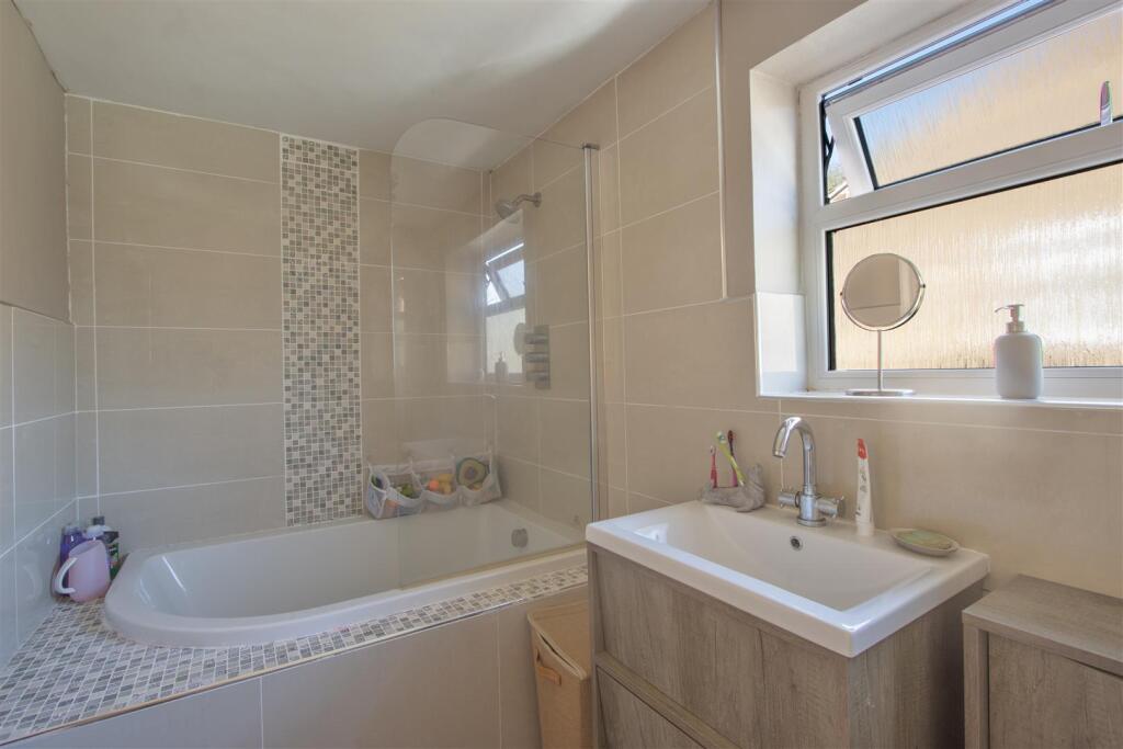 Family Bathroom 1.jpg