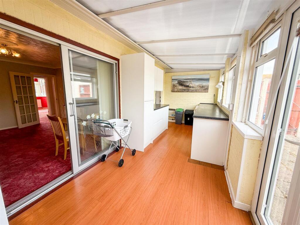 CONSERVATORY/UTILITY ROOM