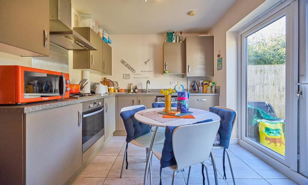 FITTED DINING KITCHEN TO REAR