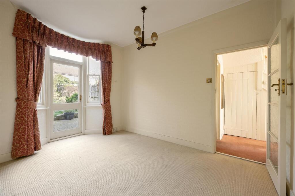 Selwyn Avenue, E4