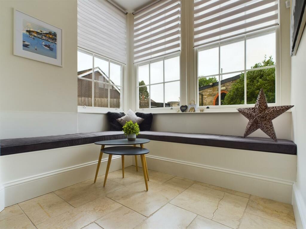Kitchen seating.jpg