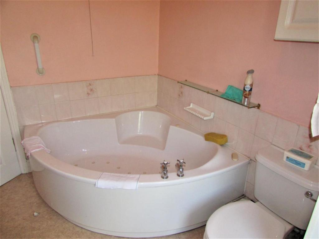 RomanRd185bath2.JPG