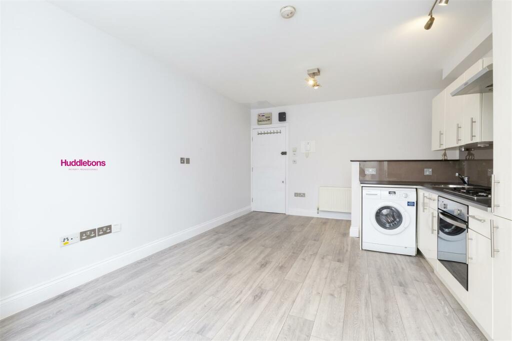 F2, 19 Crescent Road - 04.jpg