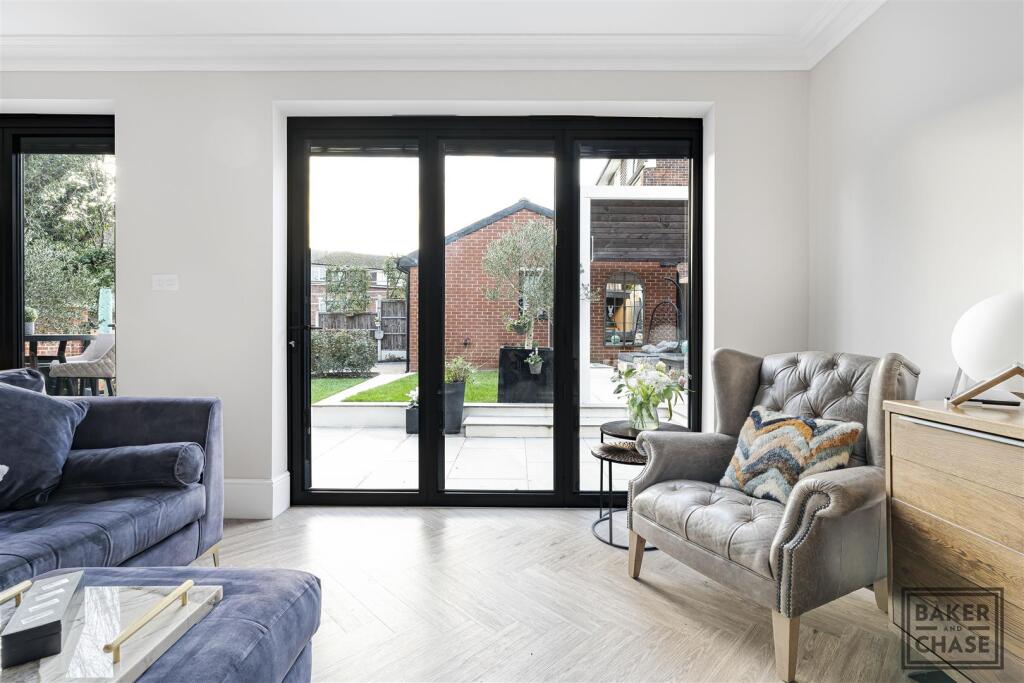 Lounge/Kitchen (Open-Plan)