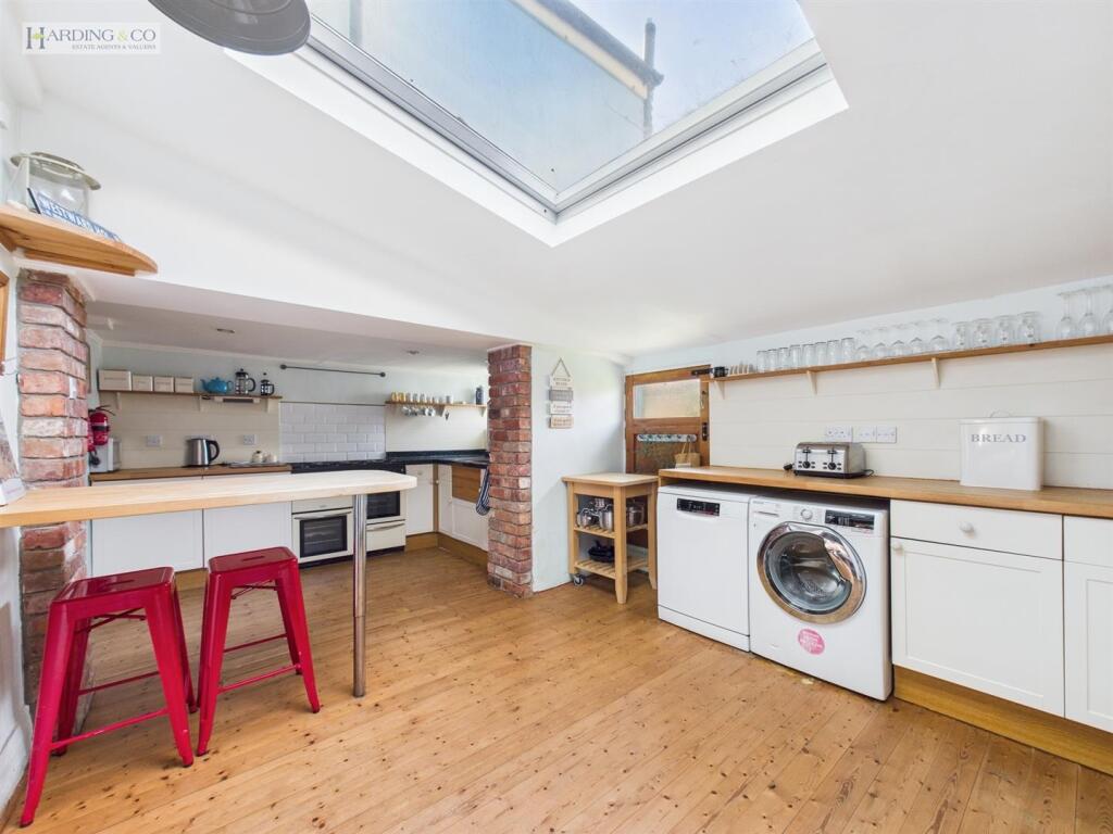 Kitchen breakfast room.jpg