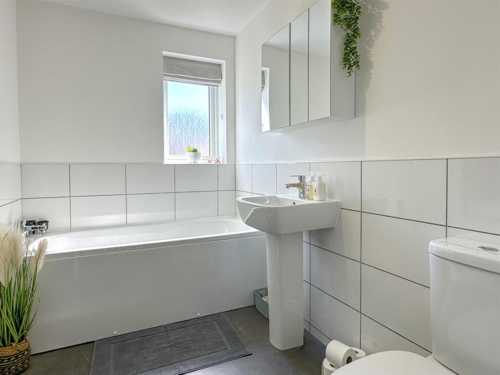 BATHROOM/WC