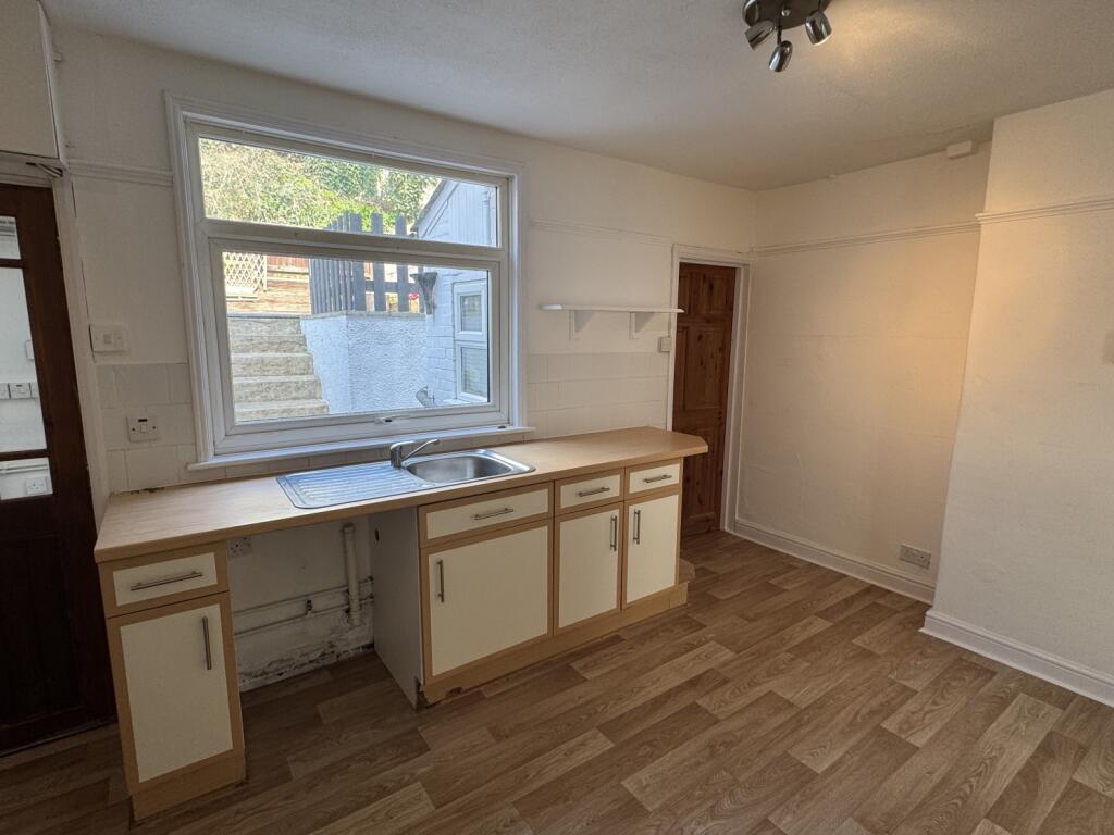 15 Orchard Gardens - kitchen1