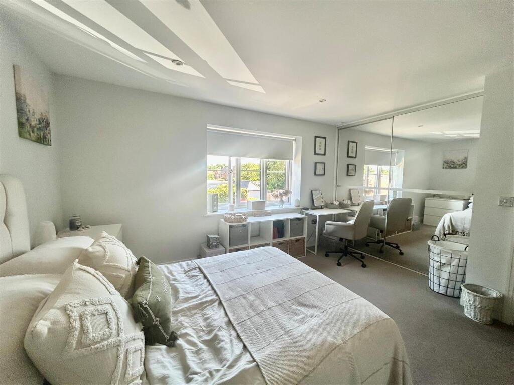 4 langdon Court bedroom.jpg