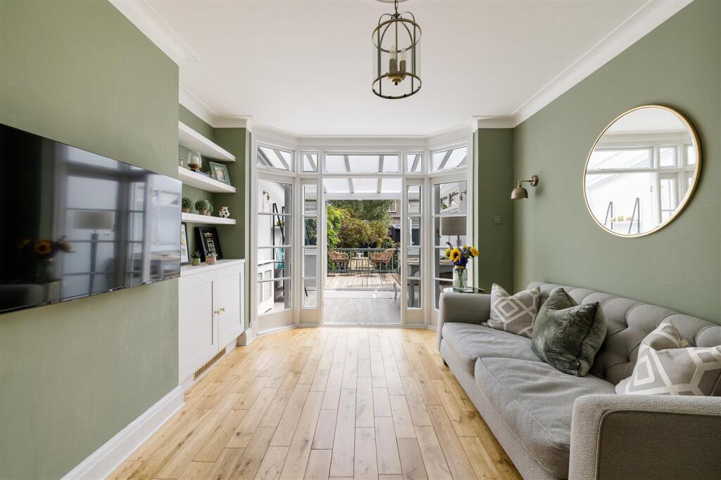 Chigwell Road, E18