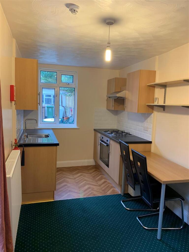 RF 44 Cowley Rd kitchen.jpg