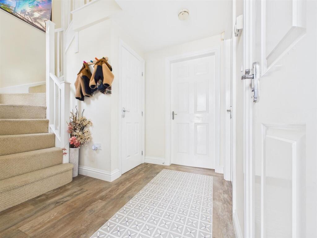Light &amp; Spacious Hallway