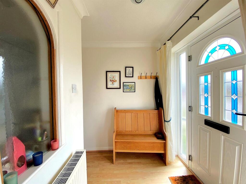 60 Links Drive - Hall2.jpg