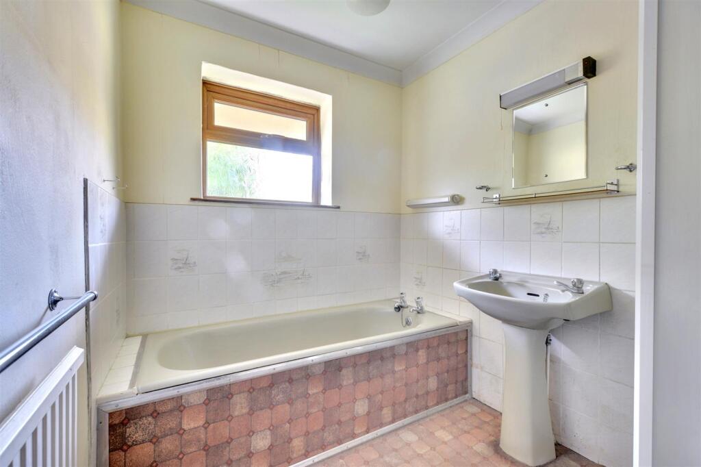 Bathroom_2.jpeg