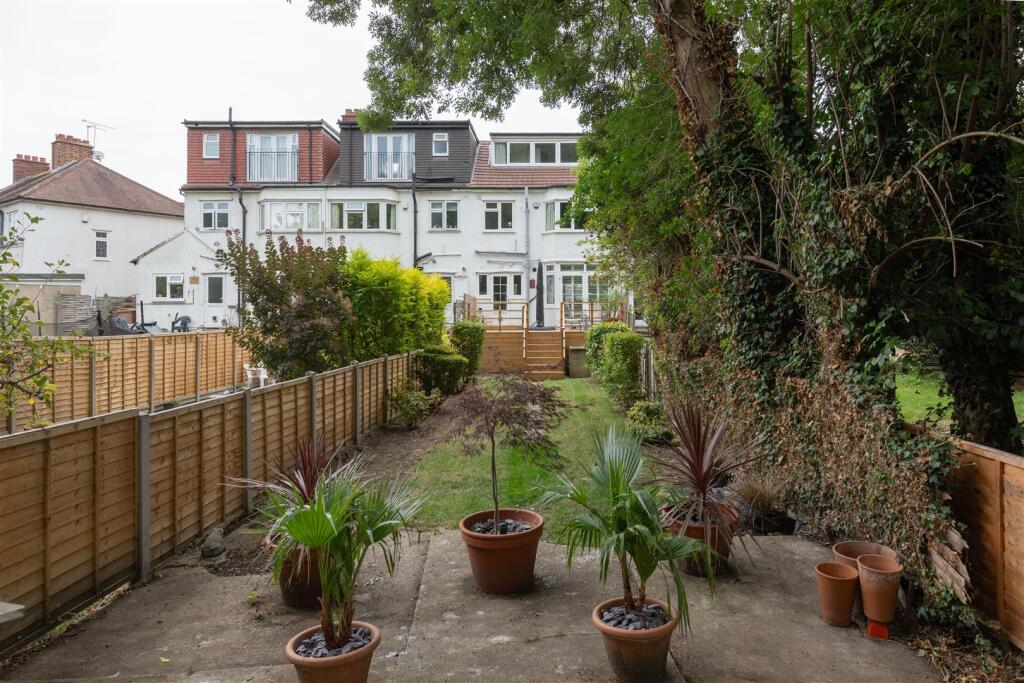 Brackley Square, IG8