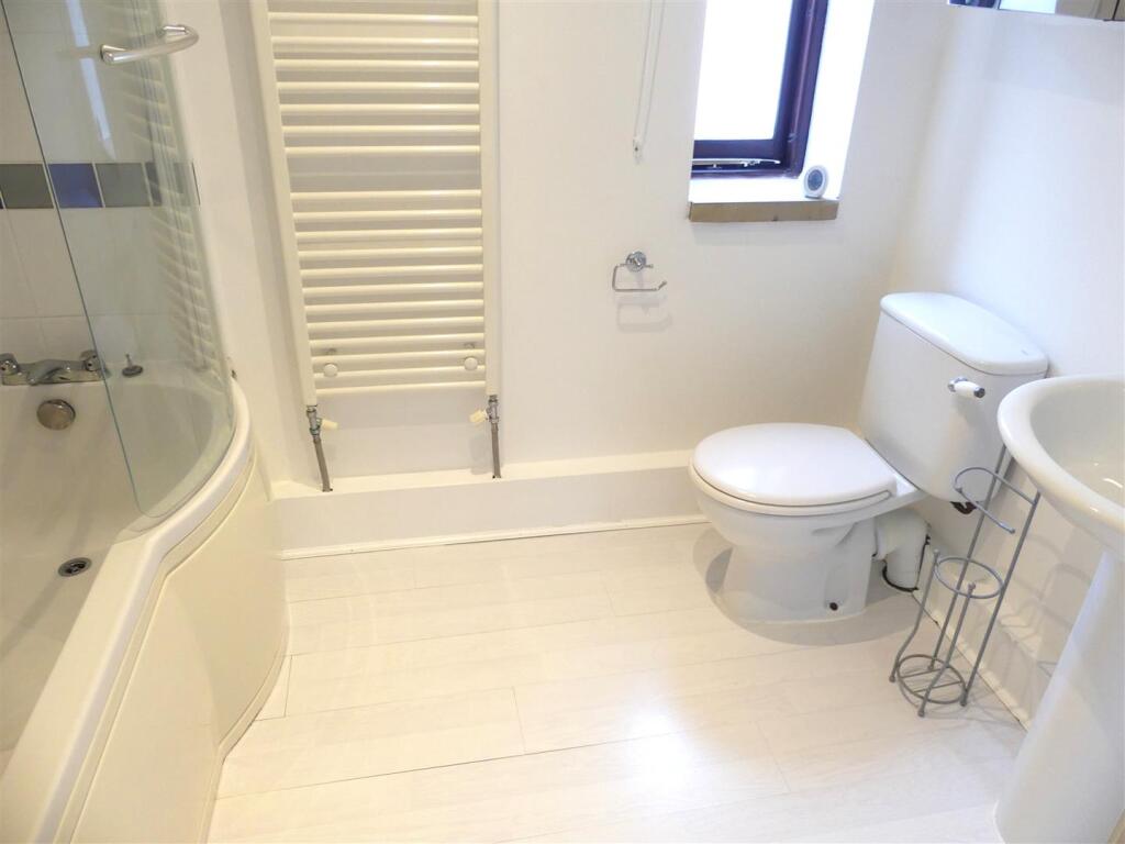 EN-SUITE BATHROOM