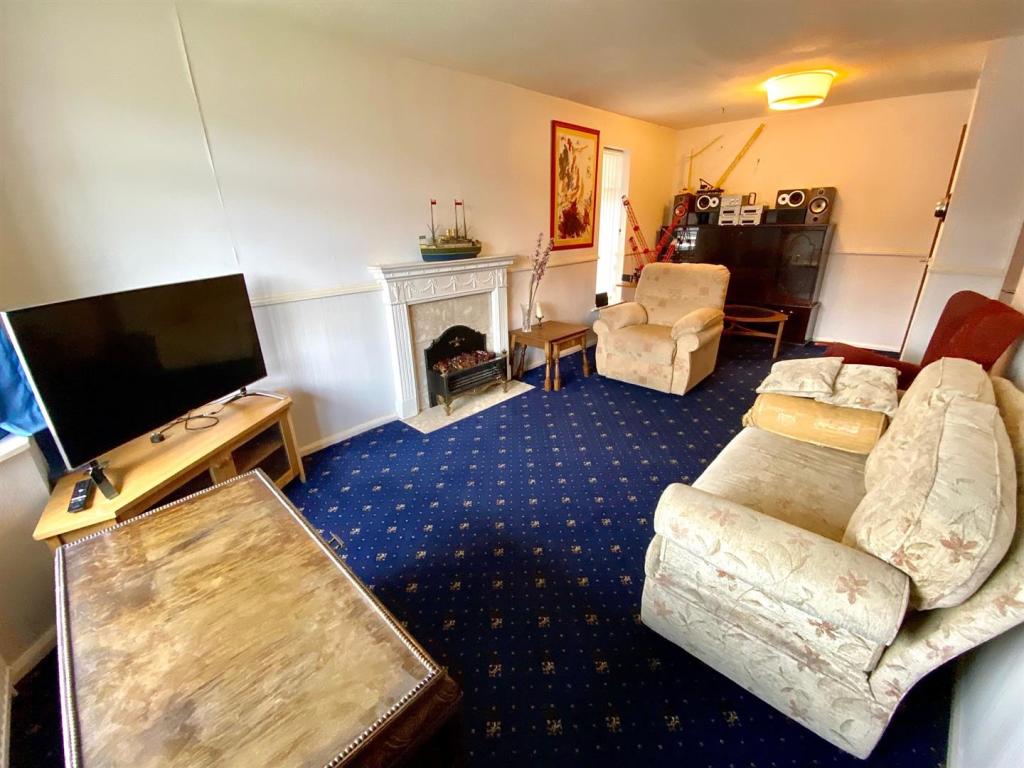 greenacres drive 32 lounge 2.jpg