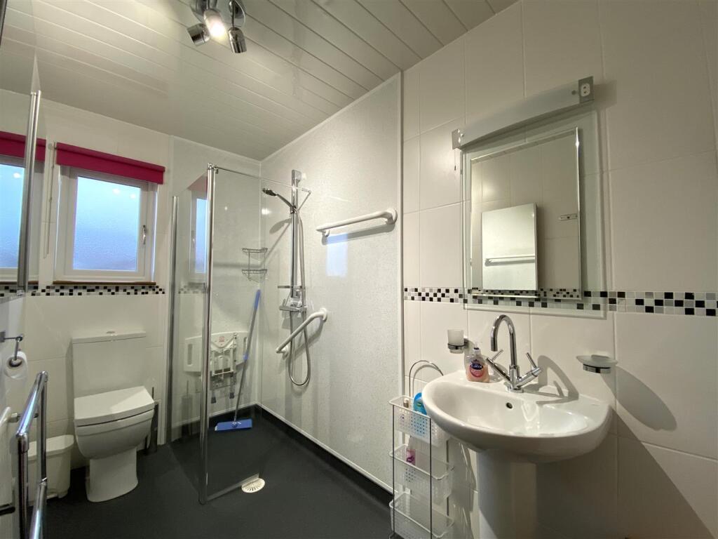 SHOWER ROOM.JPG
