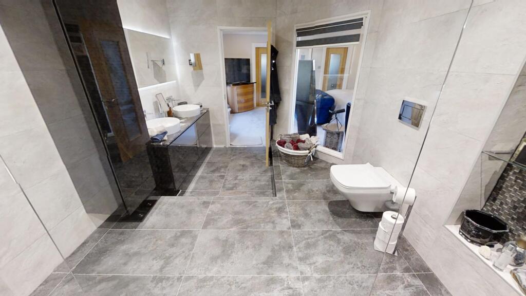 The-Courts-Ringley-en suite to master bedroom Park