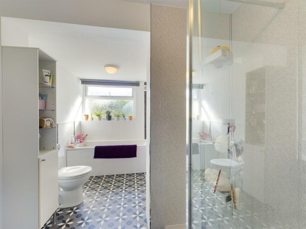 Main bathroom.jpg