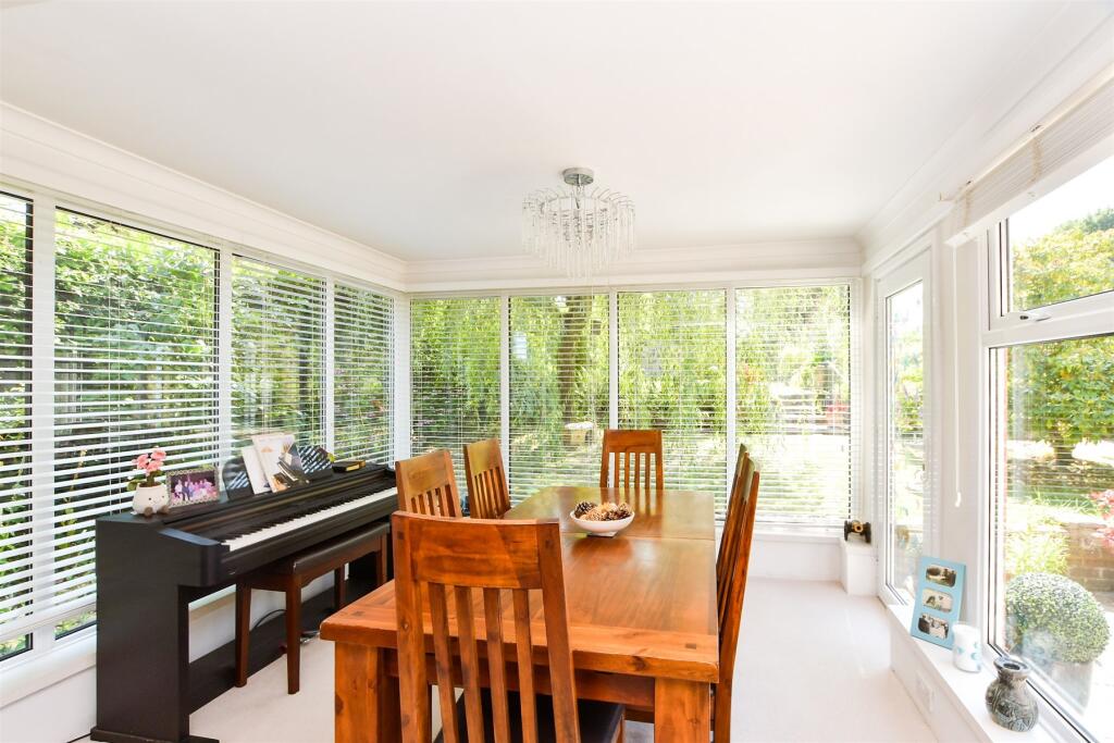 Lounge/ Dining Area