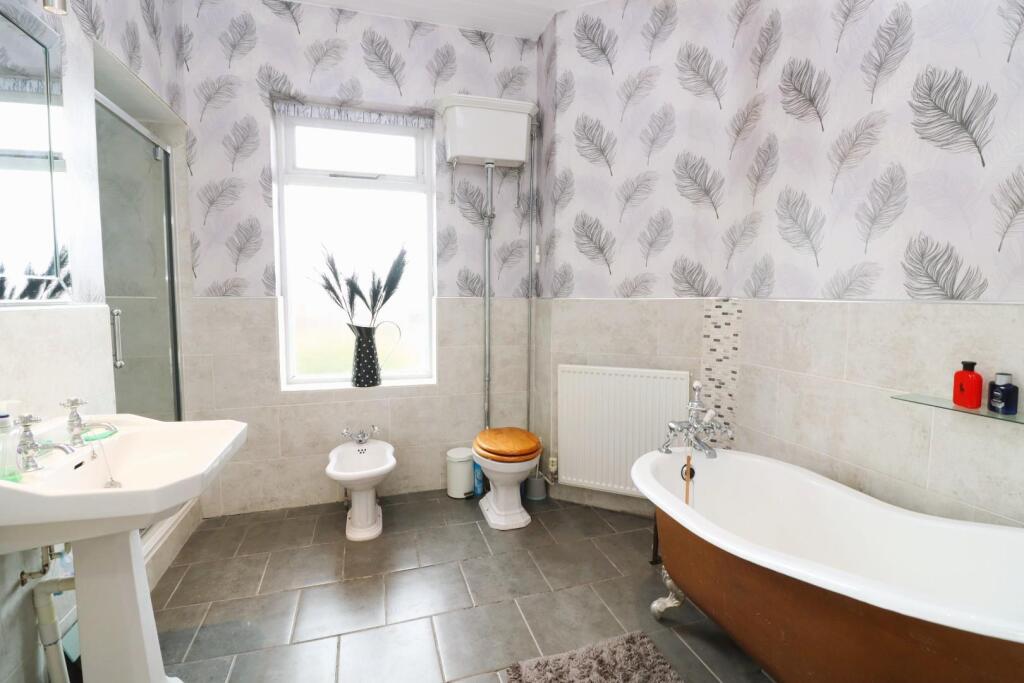 En-suite Bath / Shower Room / WC