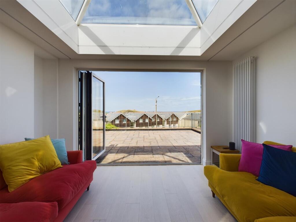 Lounge onto terrace