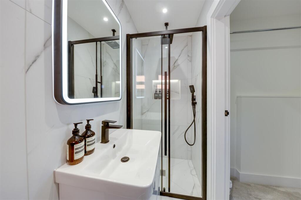 En Suite to Bed 3 Alt