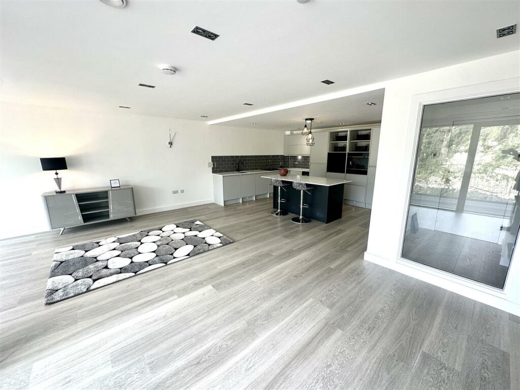 KITCHEN/FAMILY/DINING ROOM