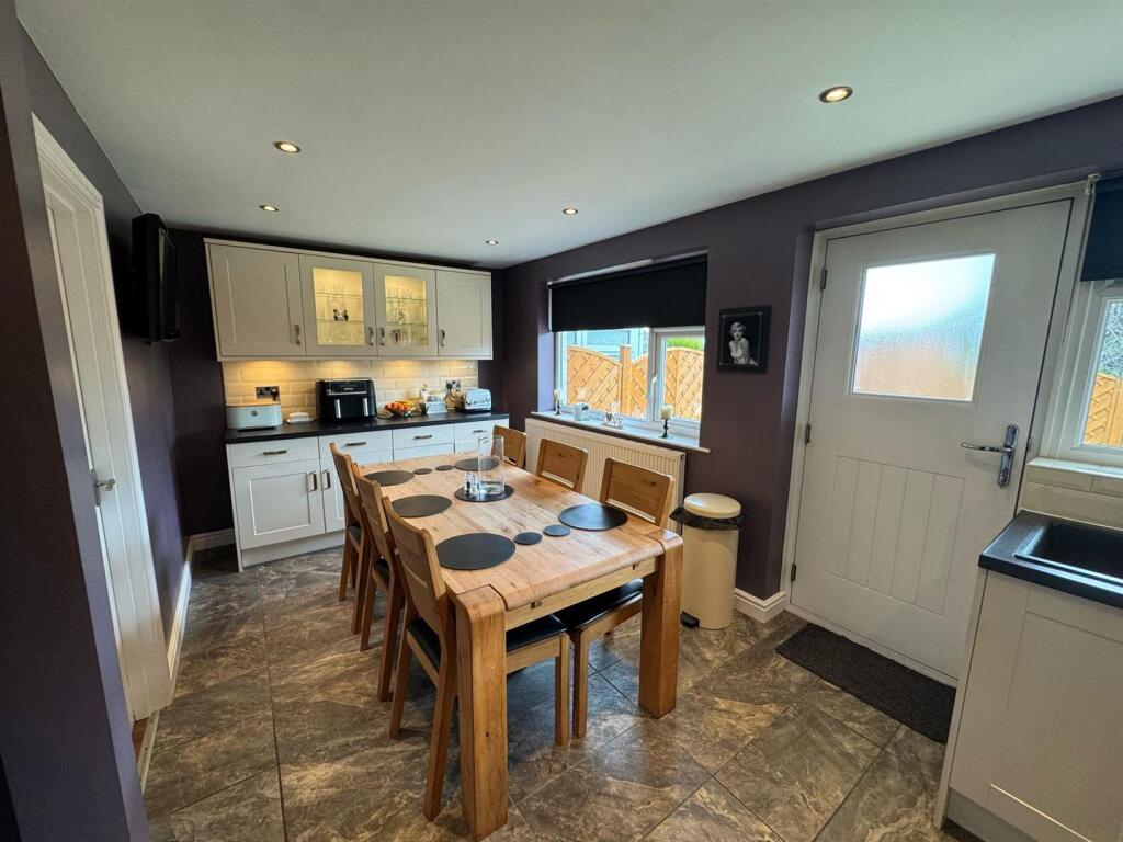 Kitchen/ Dining Room