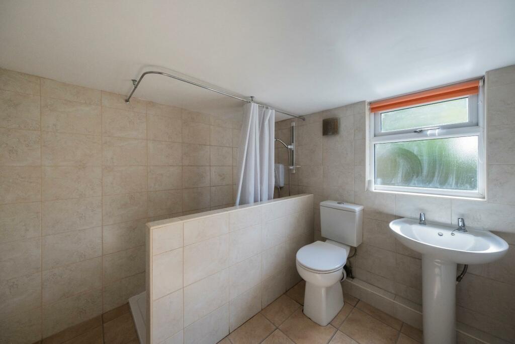 6 Heath Close-011.JPG